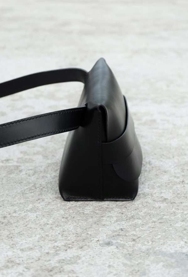 136-belt-bag-vegetable-tanned-calfskin-leather-black-small-04 L136 S