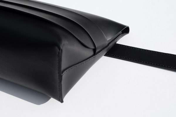 136-belt-bag-vegetable-tanned-calfskin-leather-black-02 L136 M