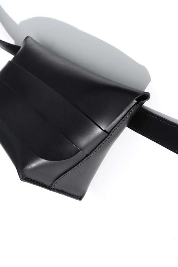 136-belt-bag-vegetable-tanned-calfskin-leather-black-03 L136 M