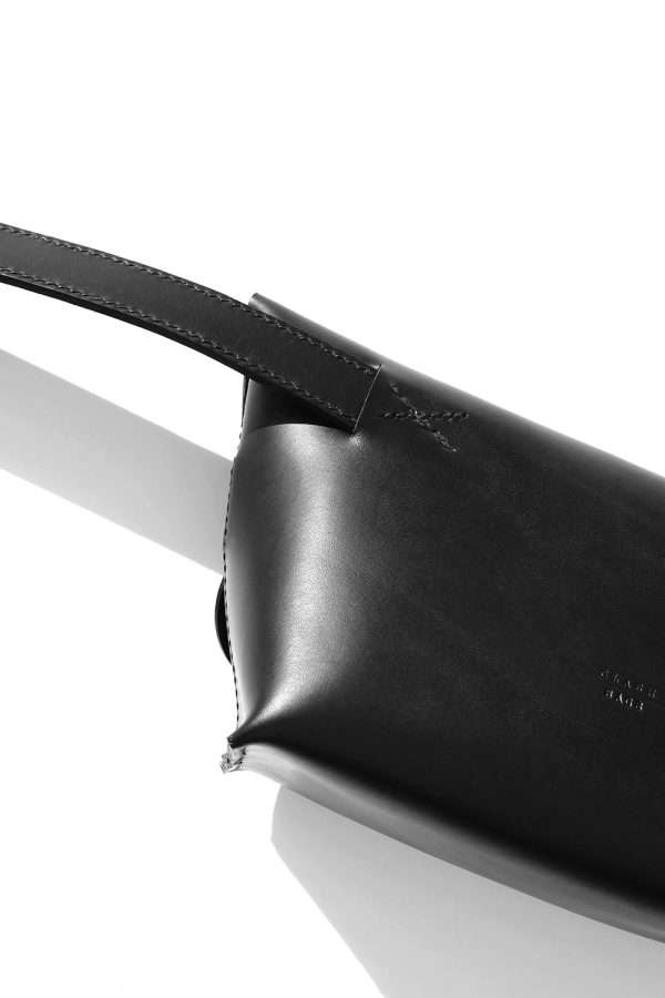 136-belt-bag-vegetable-tanned-calfskin-leather-black-04 L136 M