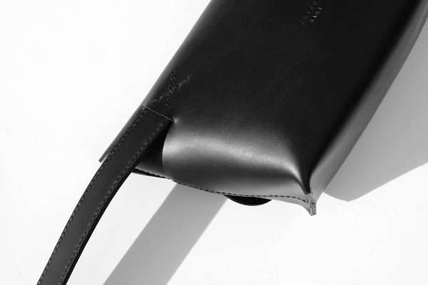 136-belt-bag-vegetable-tanned-calfskin-leather-black-05 L136 M
