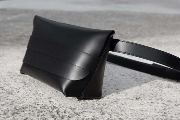 136-belt-bag-vegetable-tanned-calfskin-leather-black-07 L136 M